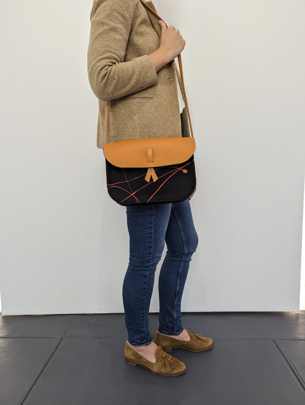 Le sac à bandoulière - grand format - noir & dripping orange