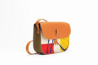 côté sac à main kaki avec motifs rouge et jaune