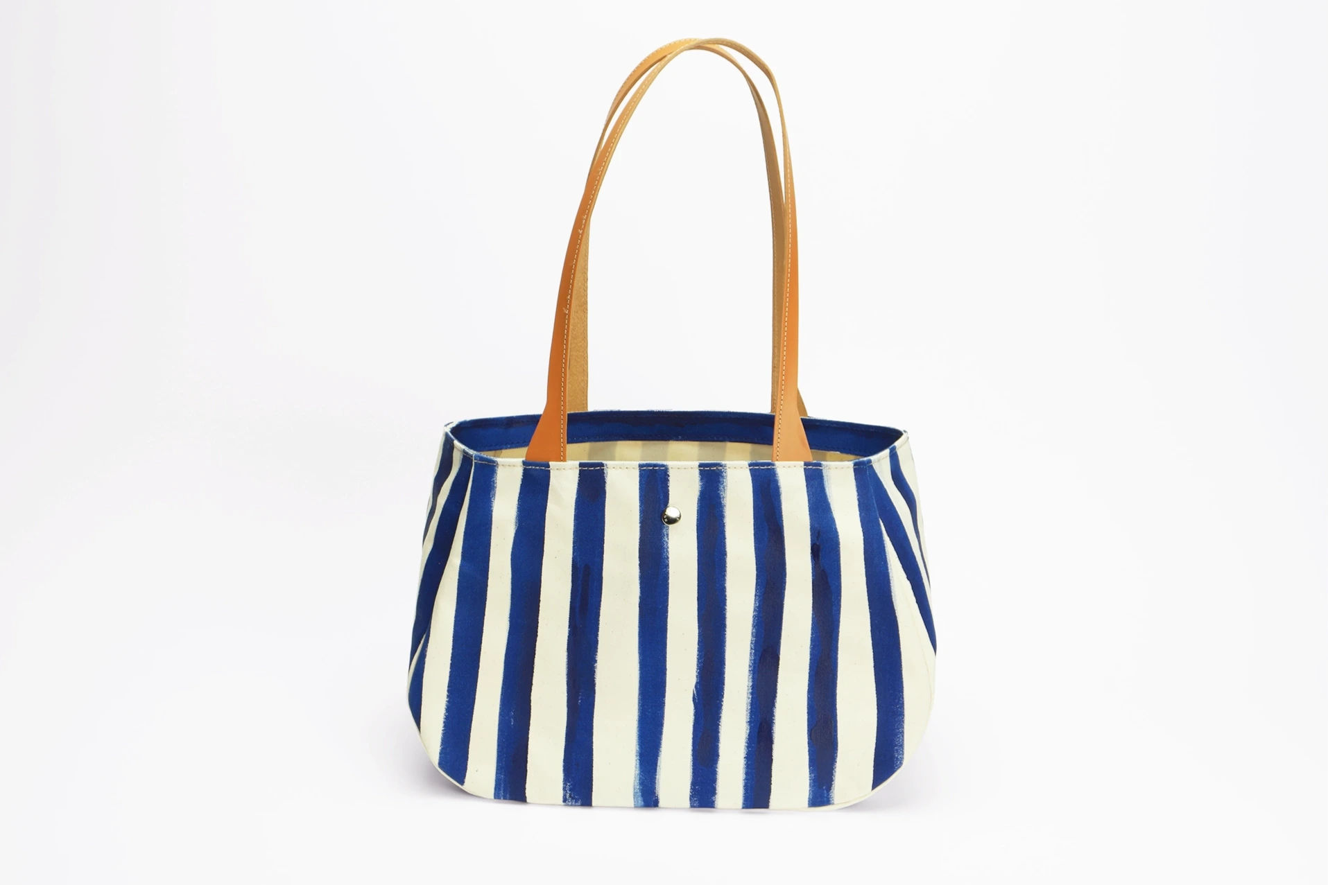Vue de face sac cabas fourre-tout en toile et cuir - Rayé bleu et blanc. Anse en cuir marron.
