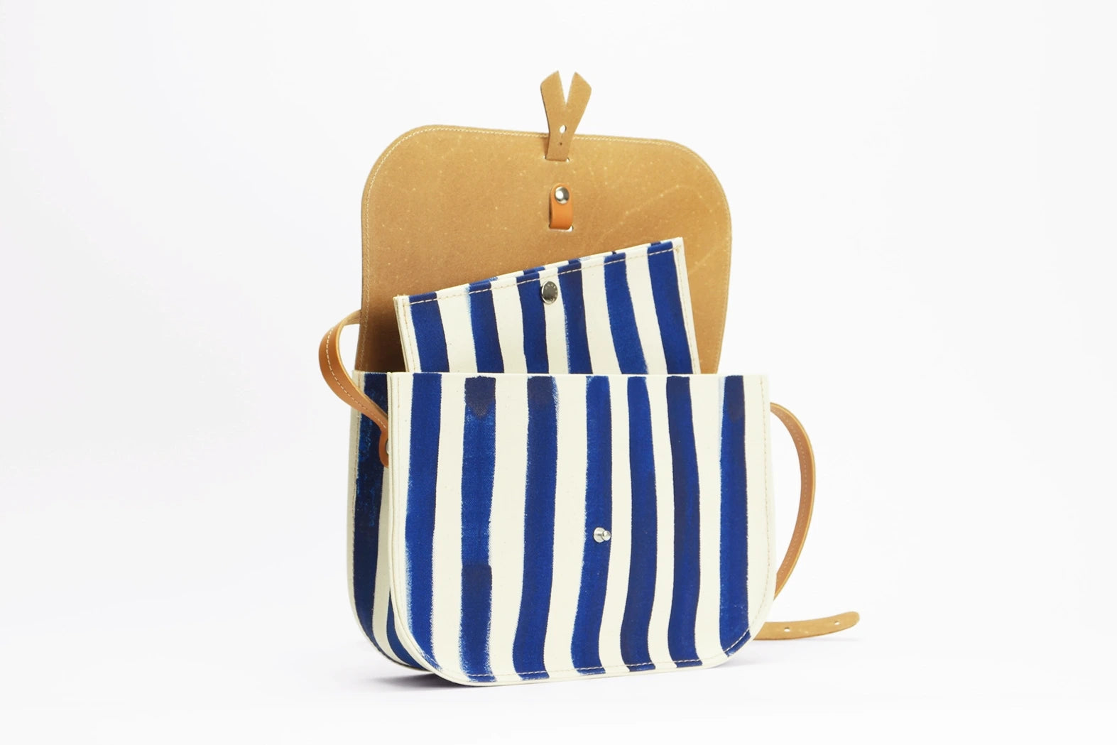 pochette rayée et sac à main ouvert