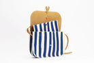 pochette rayée et sac à main ouvert