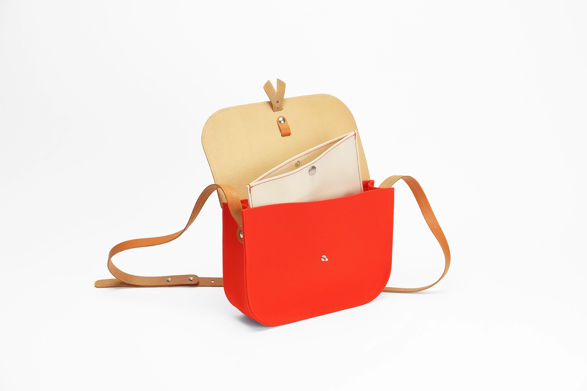 sac orange en toile et cuir ouvert avec pochette