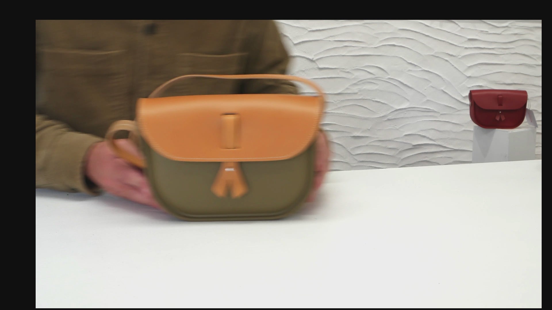 sac kaki en gomme et cuir ouverture