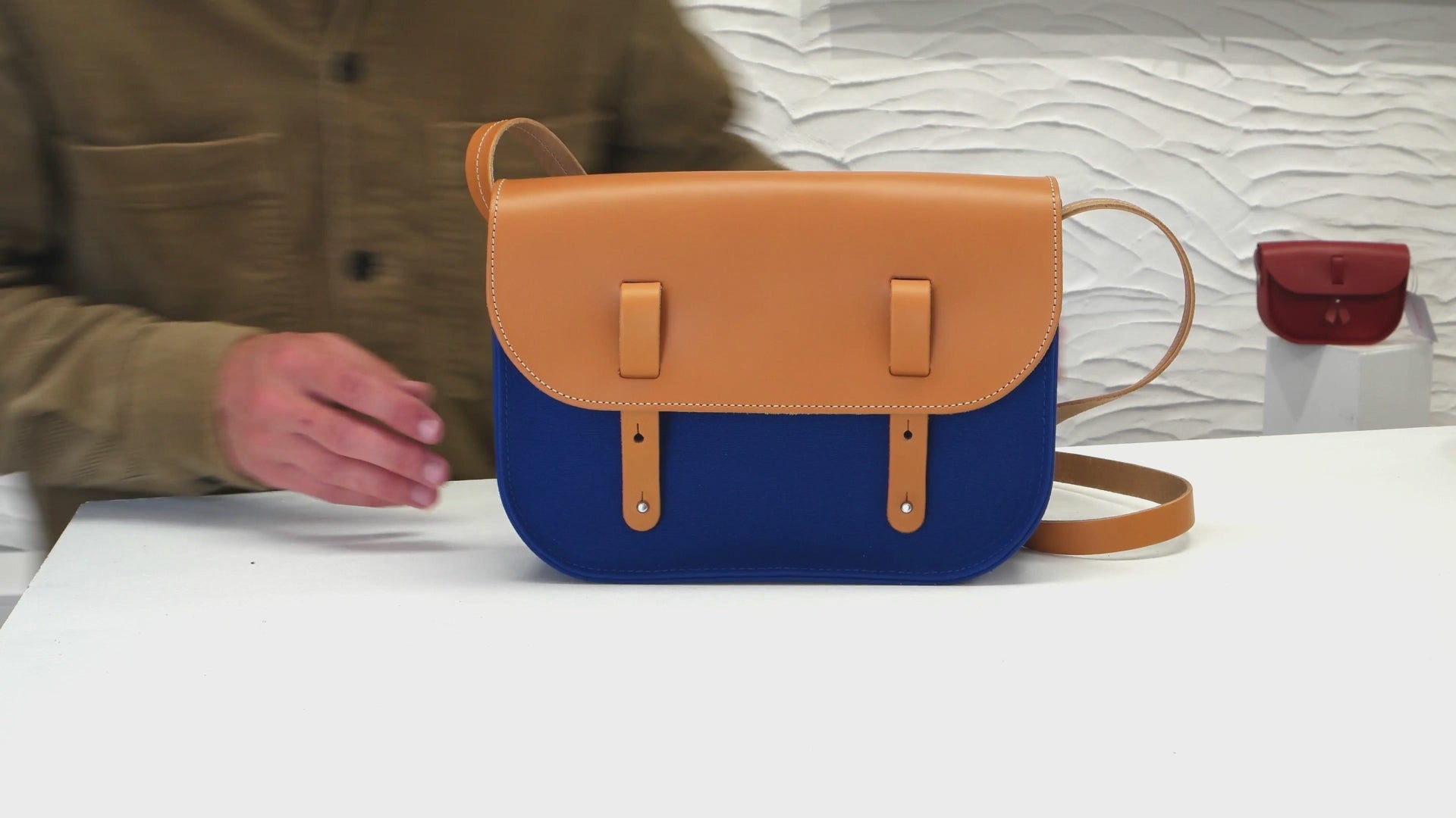 sac besace en toile bleue et cuir