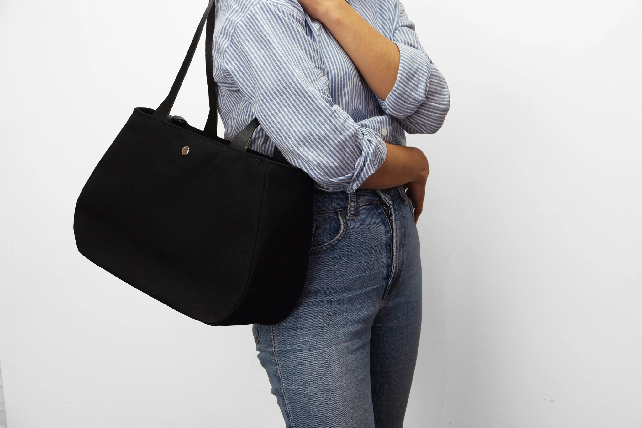 cabas noir monébari porté épaule 