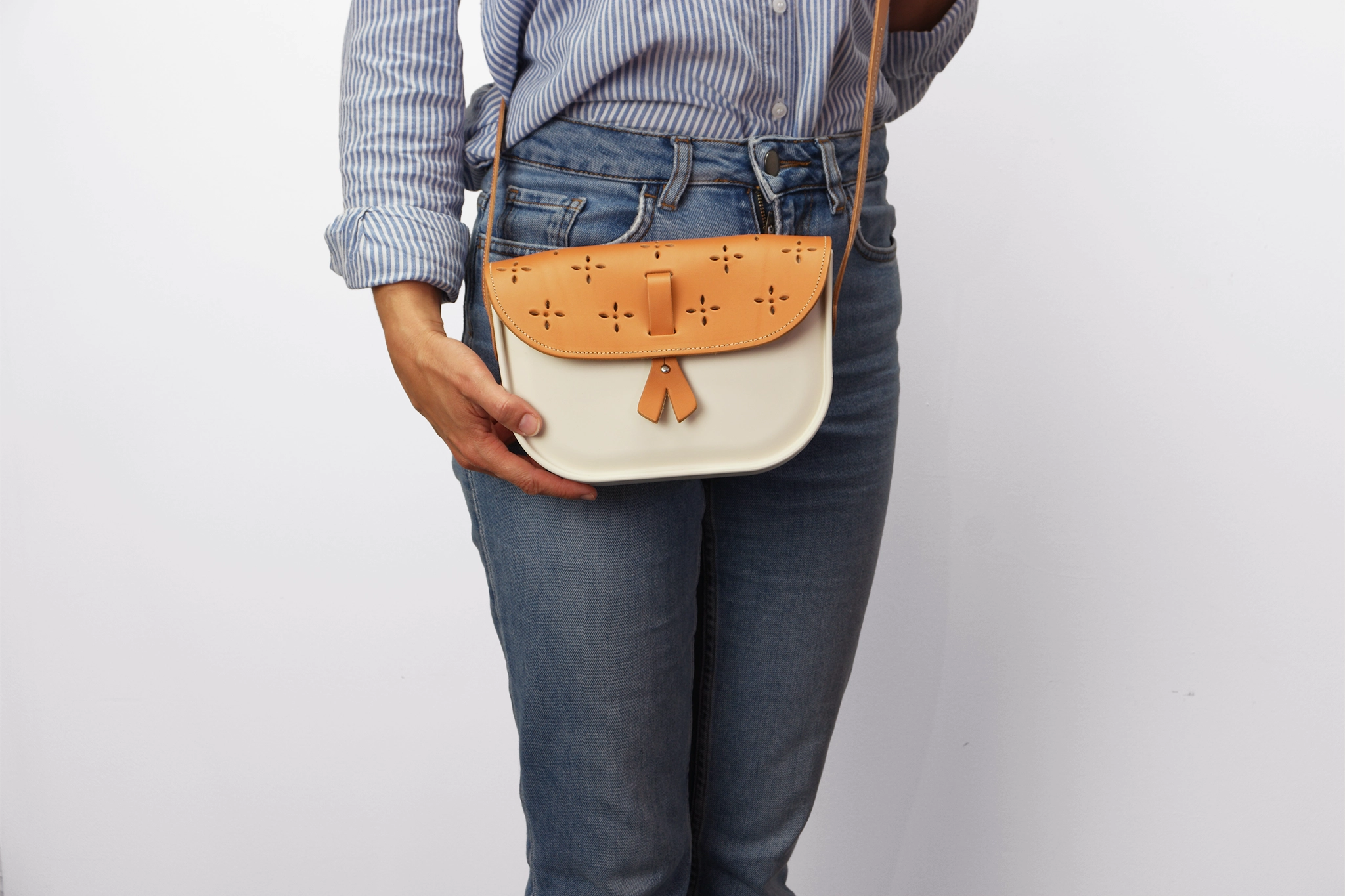 sac à main blanc en gomme avec rabat à motifs découpés